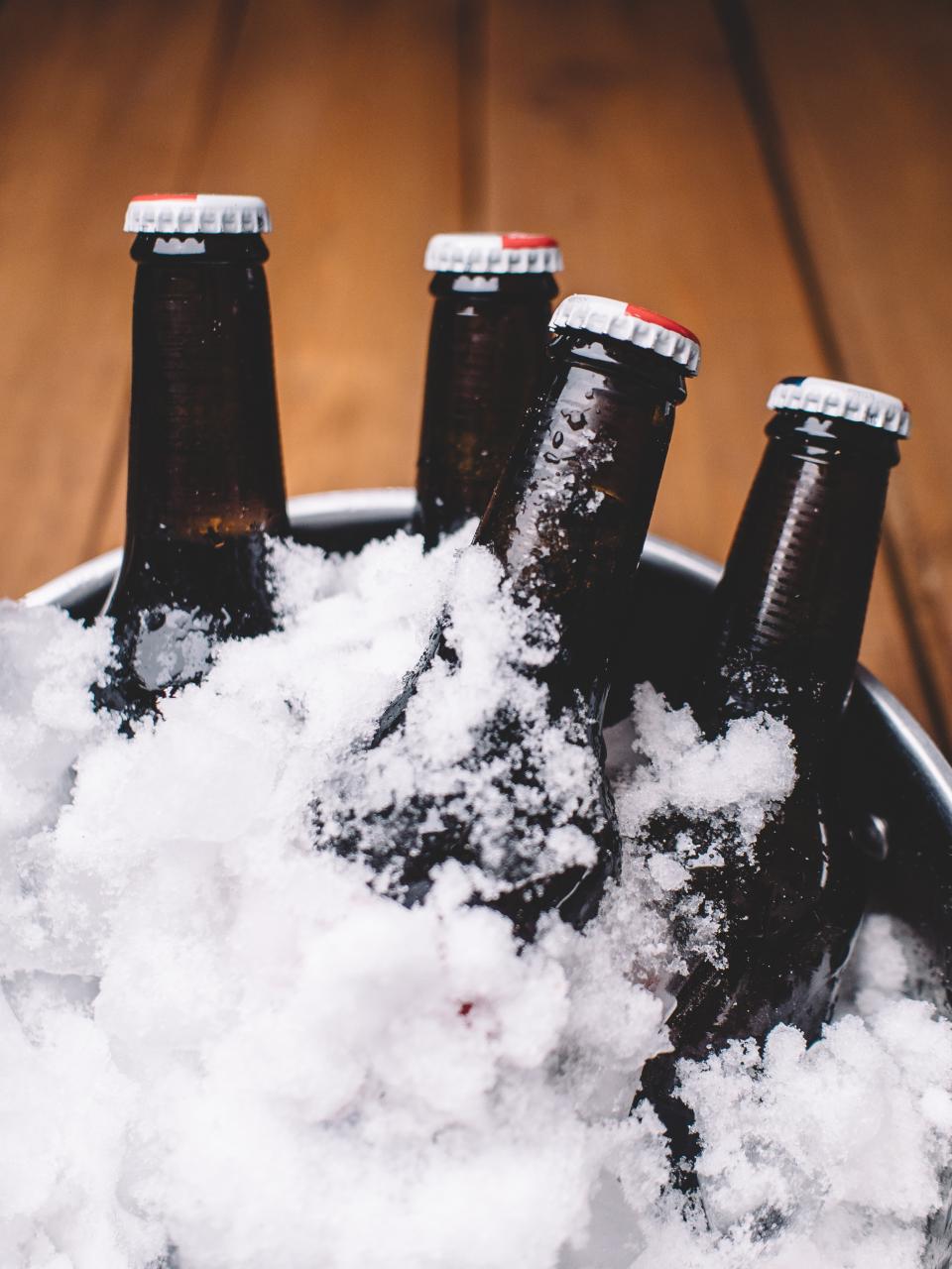 Bottiglie di birra ghiacciate in un secchiello