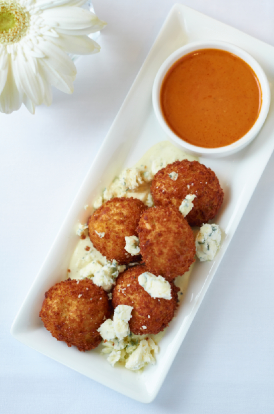 Bocconcini fritti dorati serviti con salsa