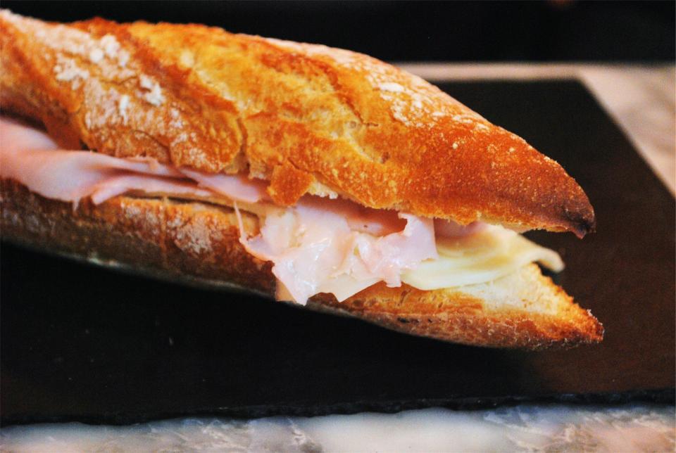 Panino con prosciutto e formaggio su tagliere di ardesia