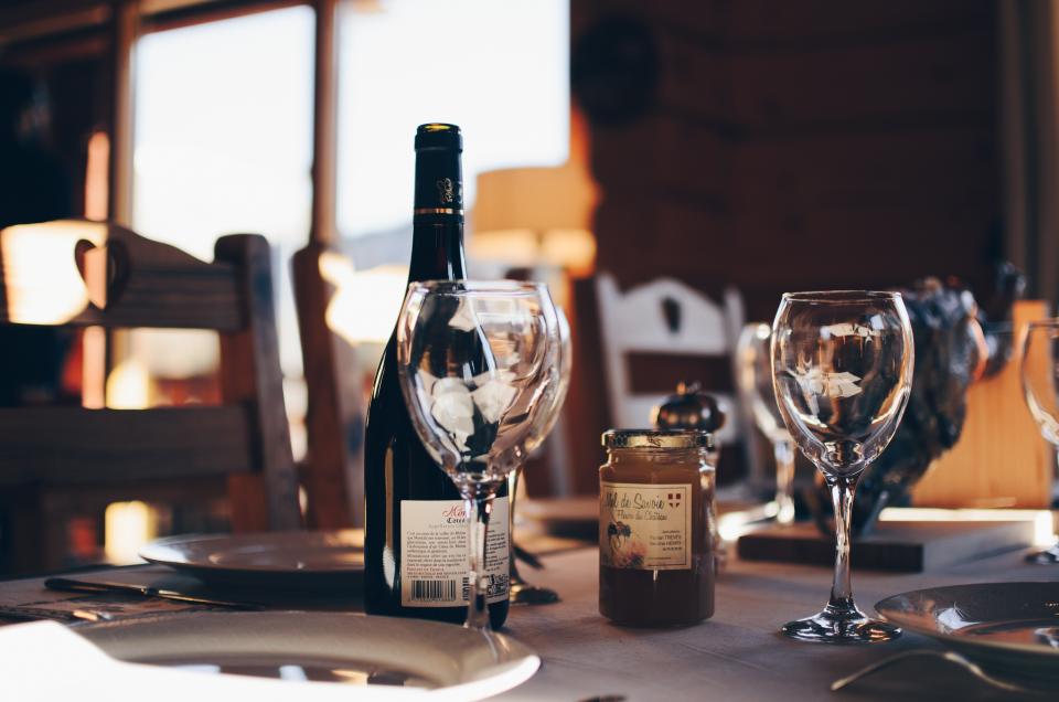 Calici di vino su un tavolo